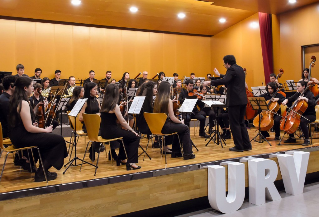 Interpretació conjunta de l'Orquestra de la URV i l'Orquestra de la UdG, dirigides per Martí Ferrer.