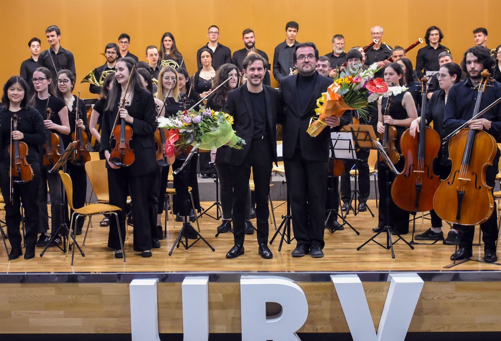 Final del concert conjunt de l'Orquestra de la URV, dirigida per Miquel Massana, i de la l'Orquestra de la UdG, dirigida per Martí Ferrer.