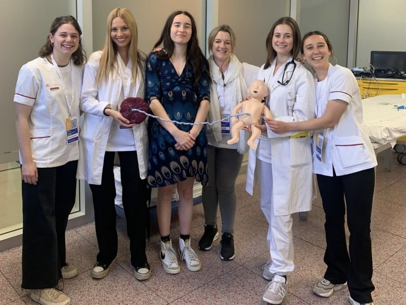Estudiantes de la URV durante el caso clínico de parto vertical, junto con la profesora Leticia Bazo, en las VIII Jornadas de Estudiantes de Grado de Ciencias de la Salud SESSEP, en Oviedo
