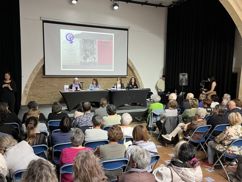 Un moment de la presentació del llibre Les dones decidim: història i memòria del feminisme a Tarragona (1974-2001).