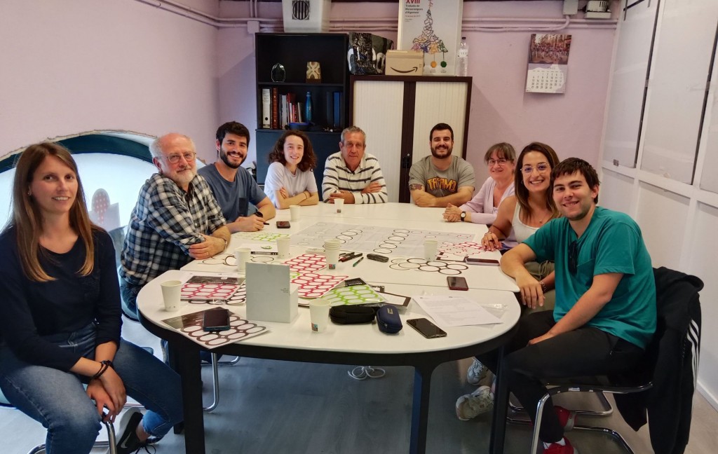 Representants de la Colla Jove Xiquets de Tarragona amb part de l'equip investigador del Departament de Geografia, durant el taller.