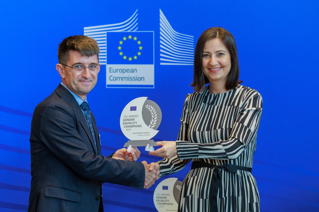 Josep Pallarès rep el premi ‘Sustainable Gender Equality Champion’ de mans de la comissària europea Iliana Ivanova en un acte a la seu de la Comissió Europea.