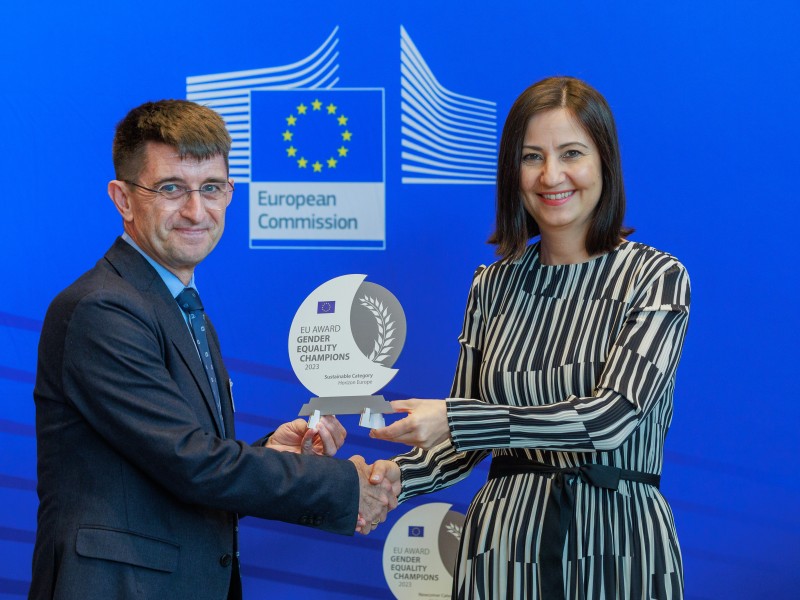 Josep Pallarès receives the 'Sustainable Gender Equality Champion' award from European Commissioner Iliana Ivanova during an event at the European Commission headquarters. PHOTO: Frédéric Sierakowski, European Union, 2024.