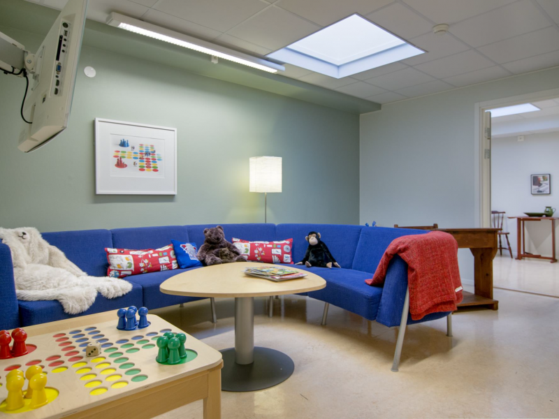 Sala de la “Casa dels Infants” de Linköping, Suècia, que segueix el model Barnahus que han ajudat a implementar a Tarragona un grup d'investigadores de la URV per reduir la victimització secundària dels infants víctimes d'abusos sexuals.