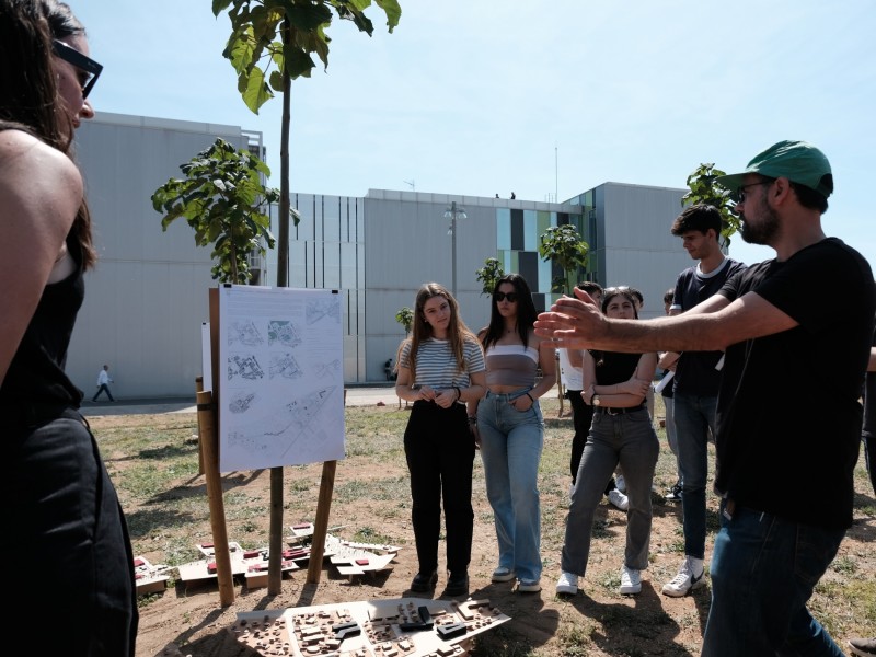 Estudiants i professorat de l'ETSA han exposat projectes a la nova zona verda del campus Bellissens.