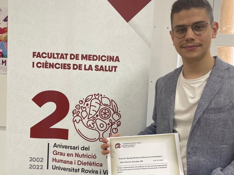 L'estudiant Mario Navarro amb el diploma que certifica el premi.
