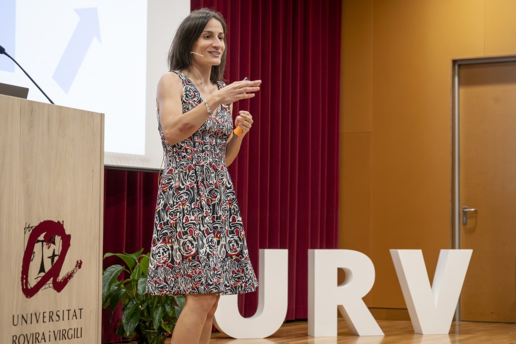Laia Claverias, titulada en Fisioteràpia per la URV, durant la xerrada "I ara què?".