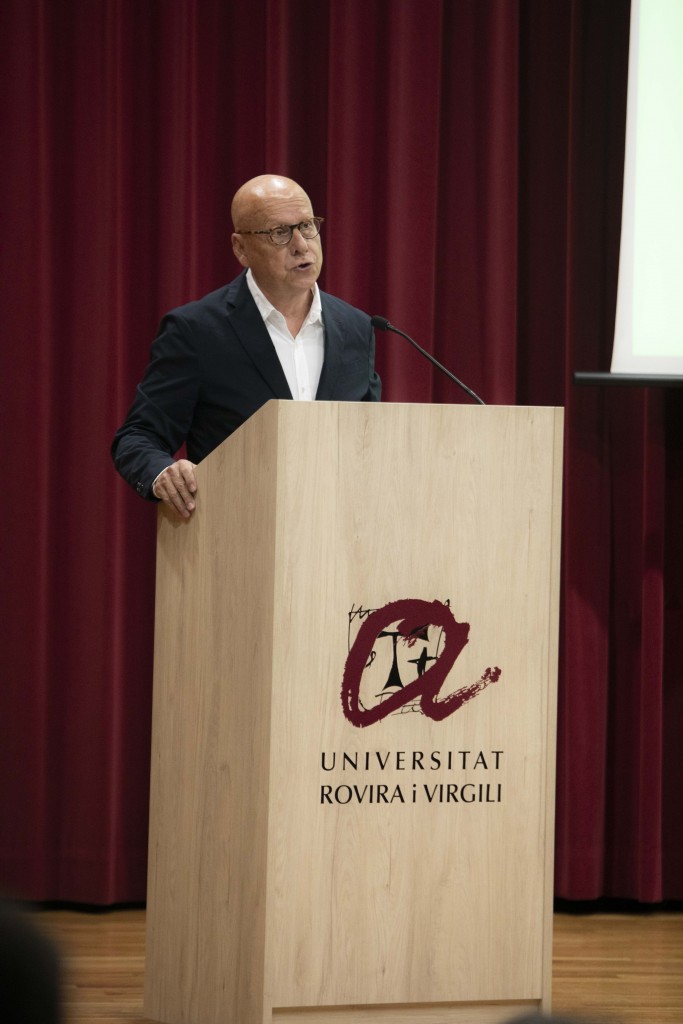 Javier Navarro en un moment de la seva conferència.