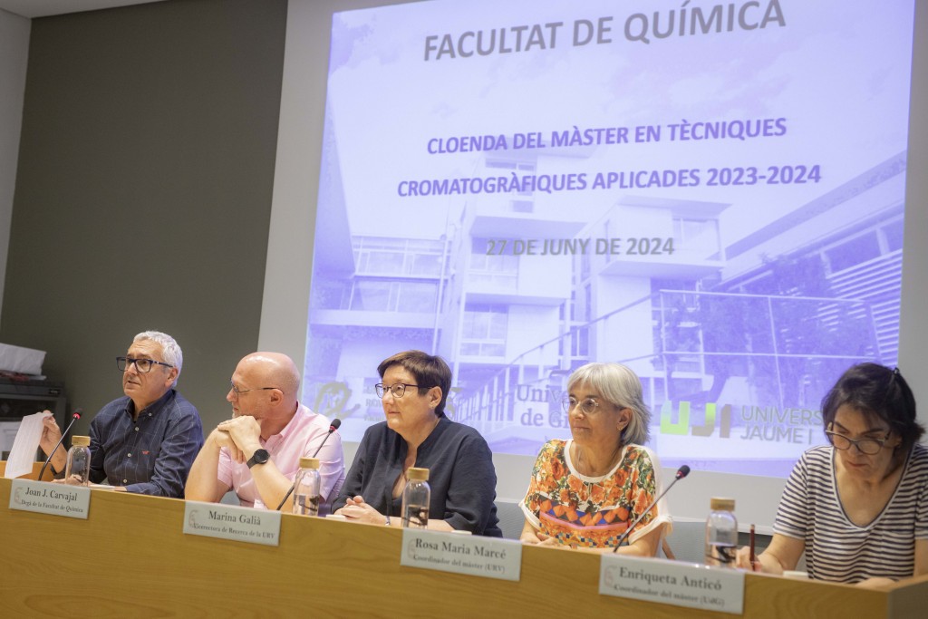 D’esquerra a dreta: Antoni Roig (UJI), Joan Carvajal (degà de la Facultat de Química), Marina Galià (vicerectora de Recerca de la URV), Rosa Mª Marcé (URV) i  Enriqueta Anticó (UdG).