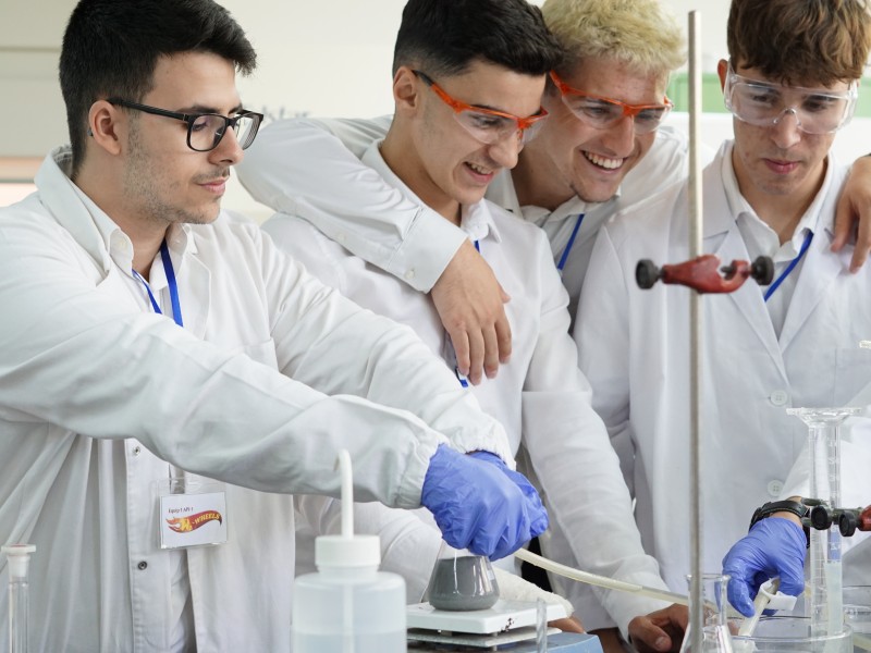 Els estudiants de 1r fabricant l’hidrogen als laboratoris de l’ETSEQ per al dispositiu del concurs ChemEcar.