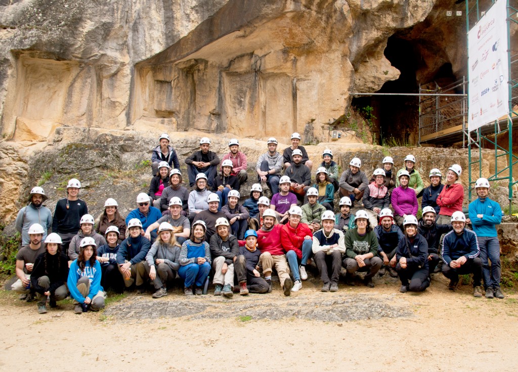 Equip de treball del primer torn que participa a la campanya d’excavació als jaciments de la sierra de Atapuerca, on hi ha una bona representació de personal investigador i tècnic de l’IPHES-CERCA i estudiants del màster de la URV. Foto: Maria D.Guillén / IPHES-CERCA