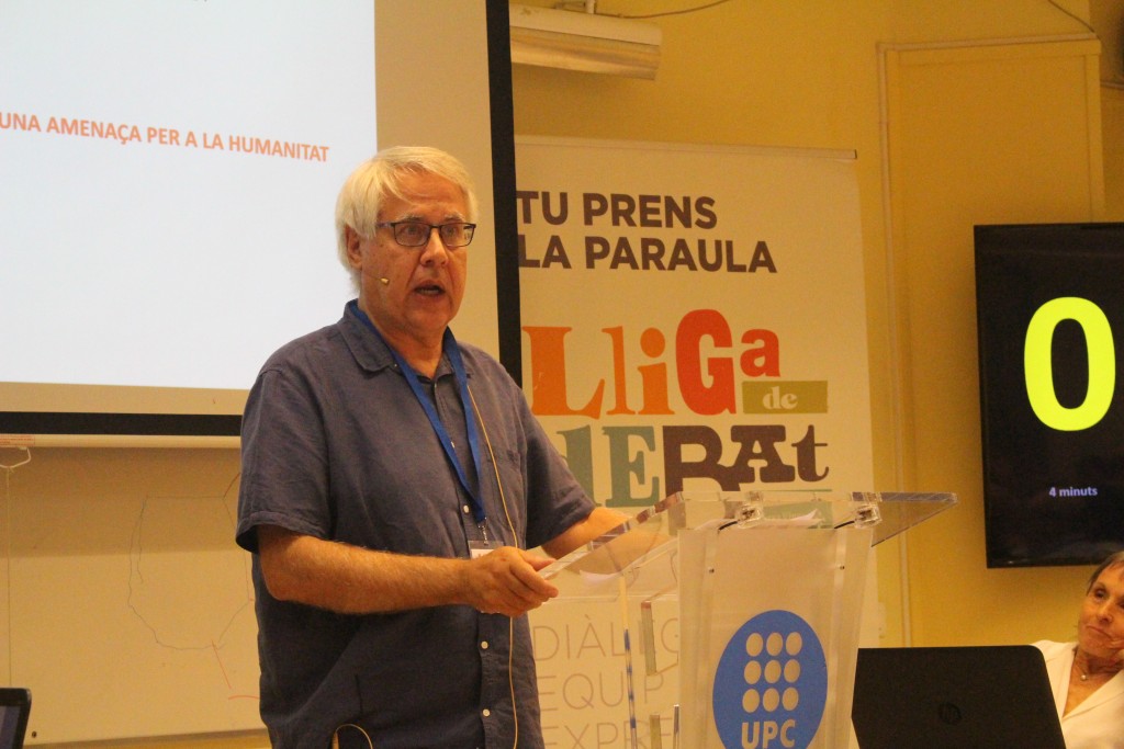 Jordi Blay, membre de Iubilo URV que havia estat investigador del Departament de Geografia, durant el darrer debat en la Lliga de Debat Sènior de la Xarxa Vives d'Universitats.