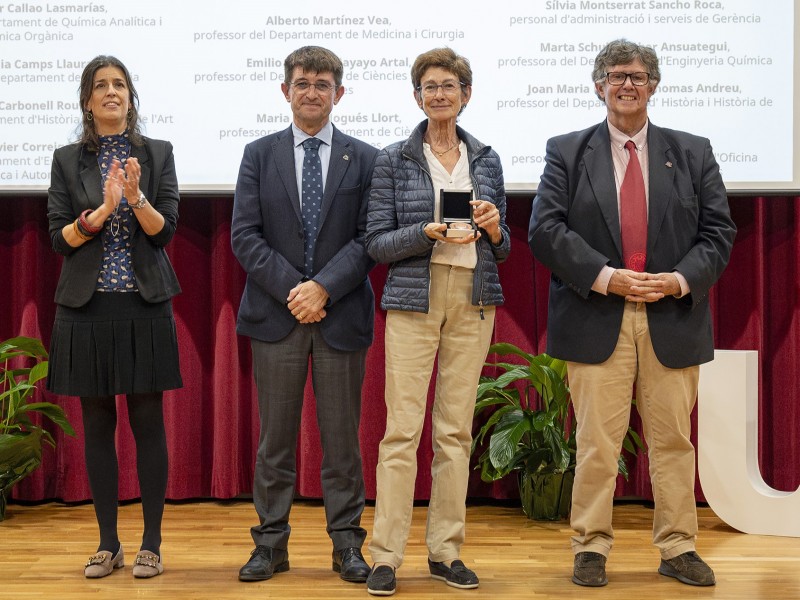Marta Schuhmacher va rebre la medalla de la Universitat el novembre de 2023, un reconeixement a tot el personal que es jubila. A la imatge, recull la distinció de mans d'Elisenda Capella, gerenta de la URV; Josep Pallarès, rector, i Josep Font, vicerrector de PDI.