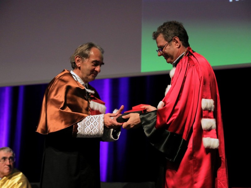 Luis Martínez Salamero being awarded the highest distinction of the University of Toulouse III - Paul Sabatier by Mathieu Arlat, a lecturer from the French University.