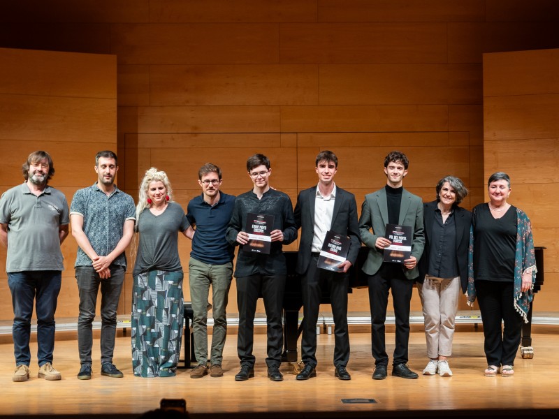 Els guanyadors del II Concurs de Joves Solistes de l’Orquestra Simfònica de la Universitat Rovira i Virgili amb el jurat.