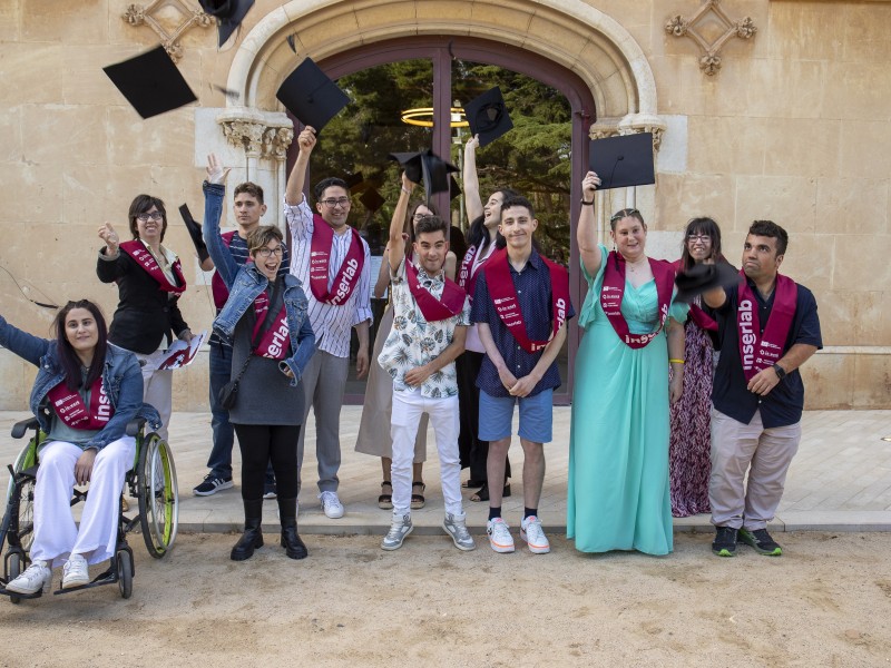 The recently graduated students on the Inwork programme at the Vila-seca Castle.