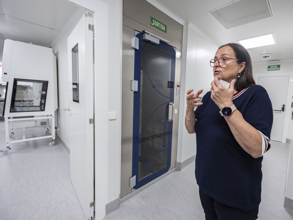 Fàtima Sabench, degana de la Facultat de Medicina i Ciències de la Salut, mostra la zona lliure de patògens, amb la cabina de descontaminació i la sala d'estabulació per treballar amb animals inmunodeprimits.