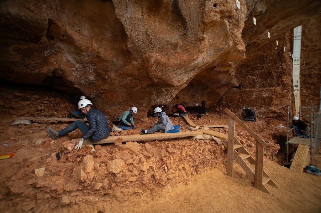 Treballs d’excavació al jaciment de Galería. Foto: Maria D. Guillén / IPHES-CERCA