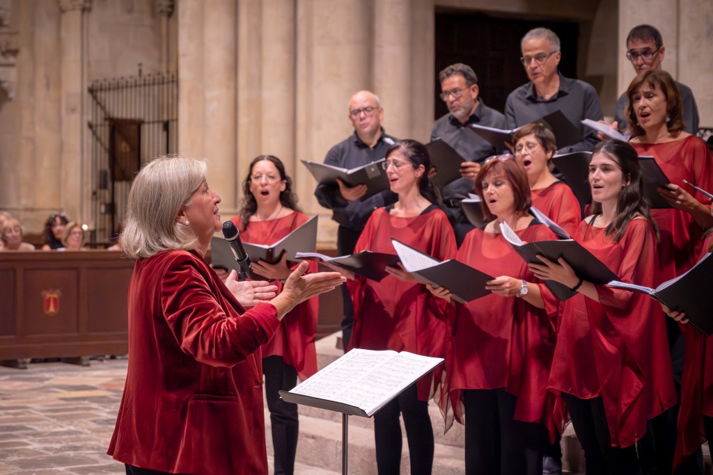 Montse Rios dirigeix la coral durant el concert