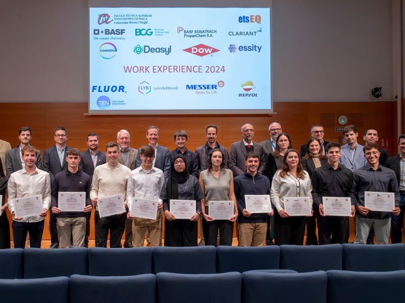 Foto de grup amb els estudiants premiats en el WorkExperience.