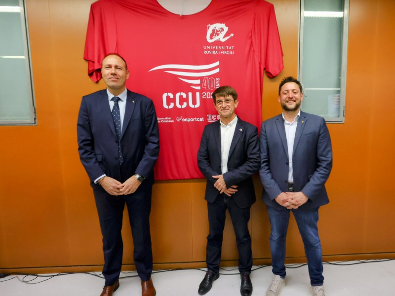 Berni Álvarez, Josep Pallarès i Rubén Viñuales, amb la samarreta commemorativa dels Campionats.