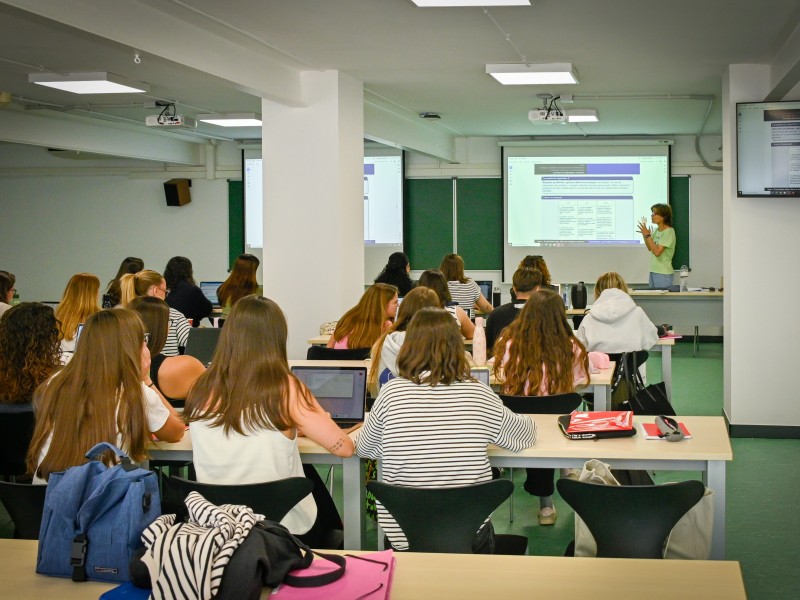 Una classe amb noies i una professora