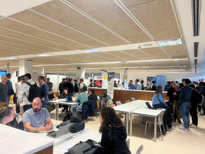 Sessió de speed dating entre empreses TIC i estudiants de l'ETSE.