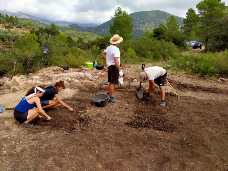 Investigadors del GRESEPIA de la URV durant les excavacions al jaciment protohistòric dels Malladarets (2022).