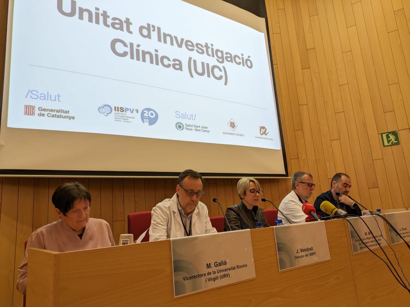 D’esquerra a dreta: Marina Galià, vicerectora de Recerca de la URV; Joan Vendrell, director de l’IISPV; Marta Milà, gerenta de la Regió Sanitària Camp de Tarragona i directora dels serveis territorials de Salut; Anton Benet, gerent de Salut Sant Joan de Reus-Baix Camp; i Enrique Martín Domínguez, regidor de Salut i Esports de l'Ajuntament de Reus.