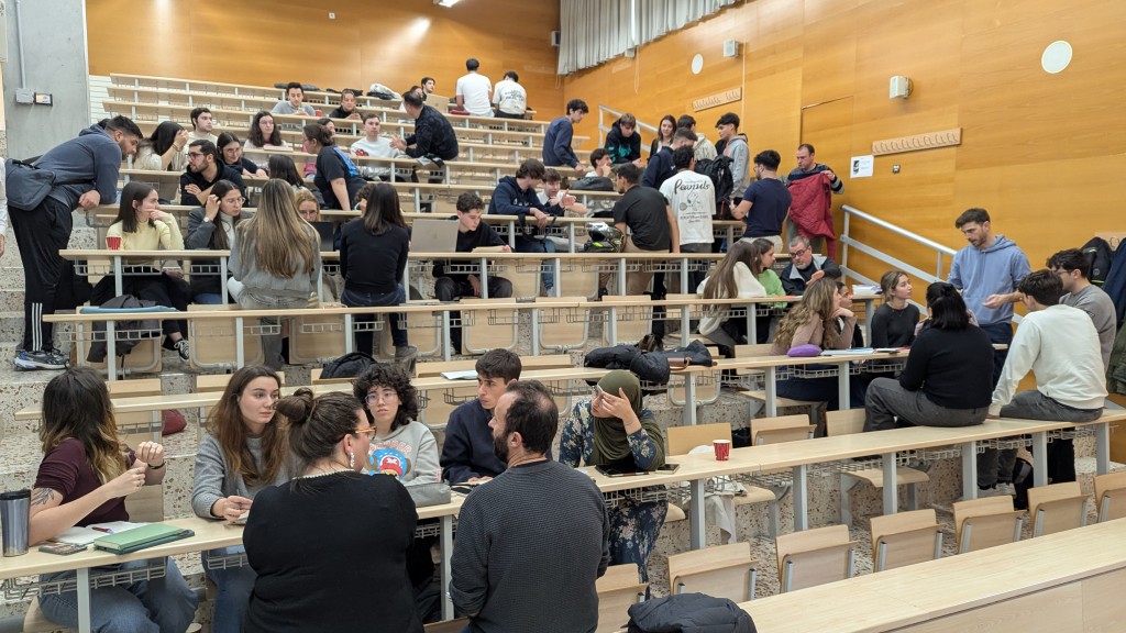 Els estudiants d'Enginyeria Biomèdica i d'Enginyeria de Sistemes i Serveis de Telecomunicacions durant la sessió de treball amb els mentors.