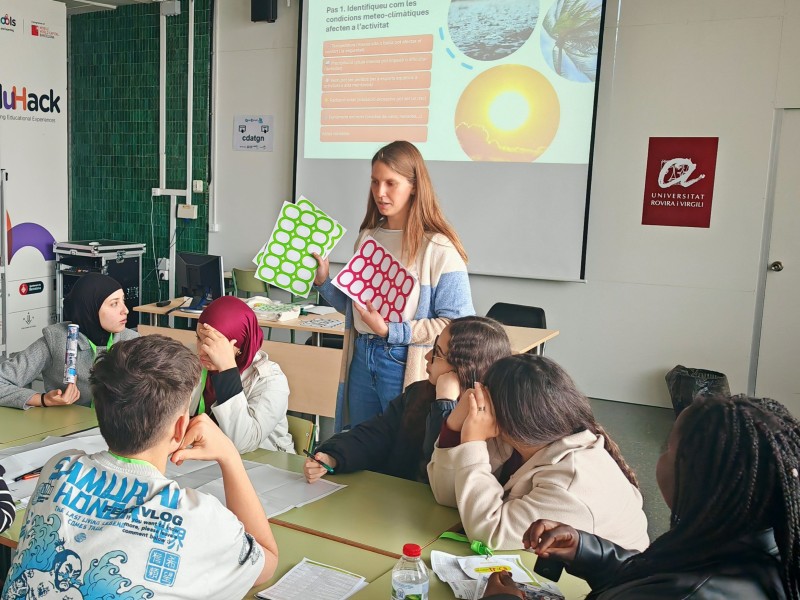 La investigadora del Departament de Geografia, Anna Boqué, impartint un dels tallers.