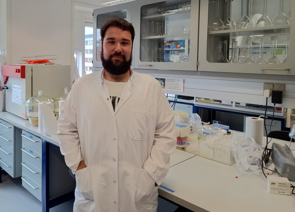 L'investigador del Departament de Química Analítica i Química Orgànica, Jokin Ezenarro, ha liderat la recerca.