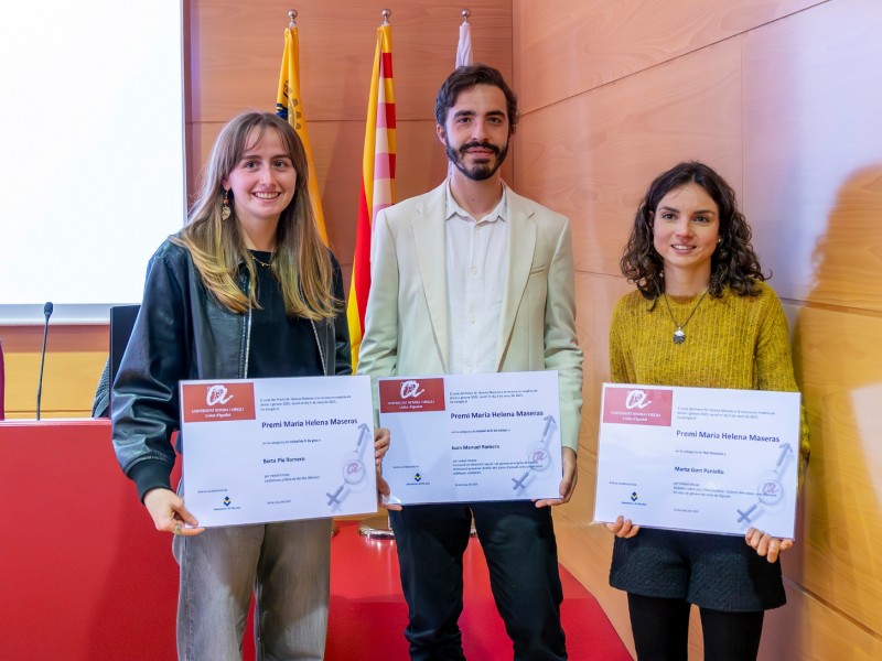 D'esquerra a dreta, Berta Pla, Juan Manuel Romero i Marta Gort, amb els seus premis.