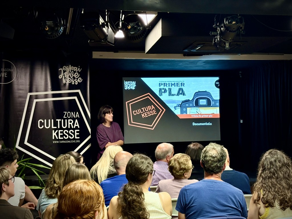 Anna Fonoll, professora del Departament de Comunicació, modera el col·loqui posterior a les projeccions al V Cicle "En primer pla".