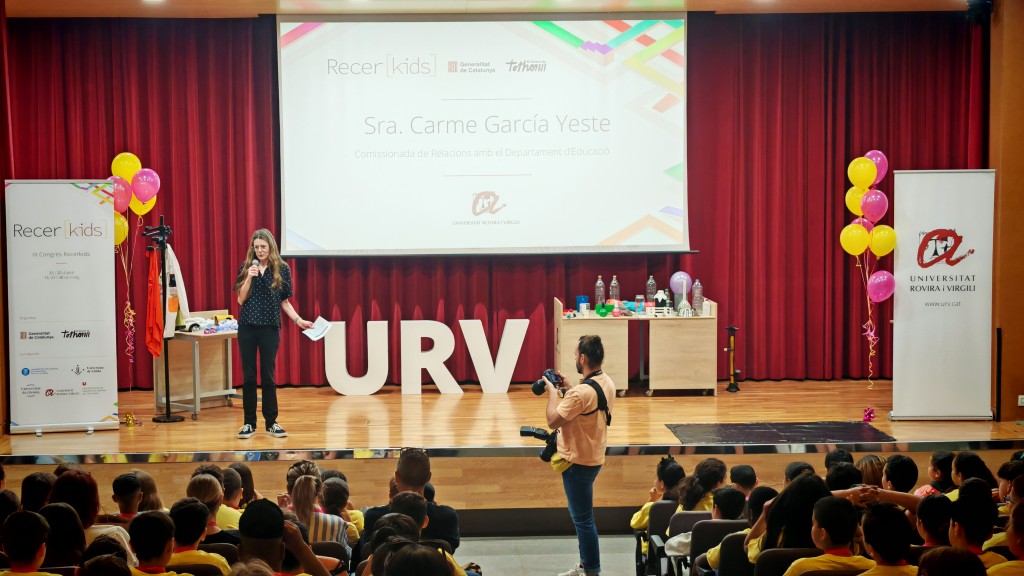 Inauguració del congrés, a càrrec de la Comissionada de Relacions amb el Departament d'Educació, Carme Yeste.