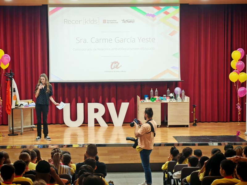 Inauguració del congrés, a càrrec de la Comissionada de Relacions amb el Departament d'Educació, Carme Yeste.