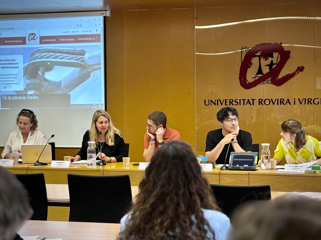 D'esquerra a dreta, Montse Olivé, Belén Roda, Víctor Merino, Tarek Lutfi i Berta Villarroya, durant la primera Taula rodona “Què fem i què podem fer des de la universitat?”.