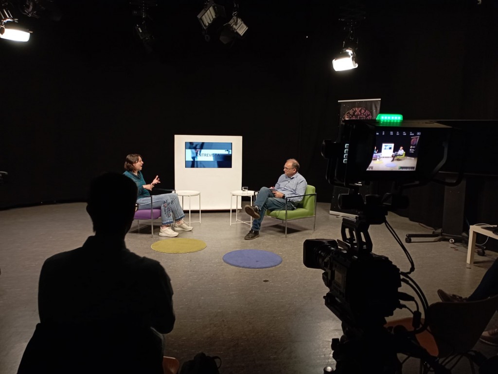 Pràctica al plató de televisió, amb el periodista Francesc Domènech.