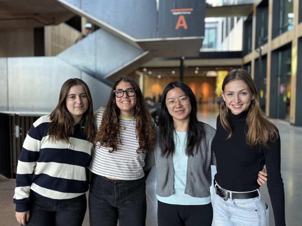 D'esquerra a dreta, Montse Olivé, Belén Roda, Víctor Merino, Tarek Lutfi i Berta Villarroya, durant la primera Taula rodona “Què fem i què podem fer des de la universitat?”.