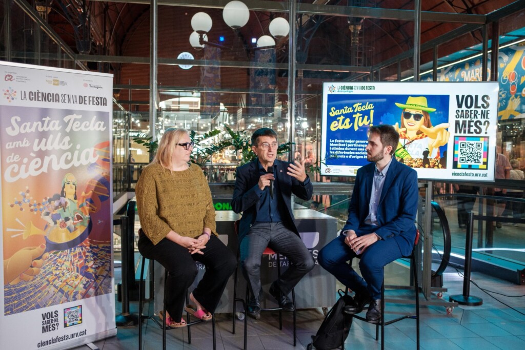 La consellera de Cultura i Festes de l'Ajuntament de Tarragona, Sandra Ramos, el rector de la URV, Josep Pallarès i el director de programes de la Fundació Catalana per a la Recerca i la Innovació durant la presentació del projecte al Mercat de Tarragona.
