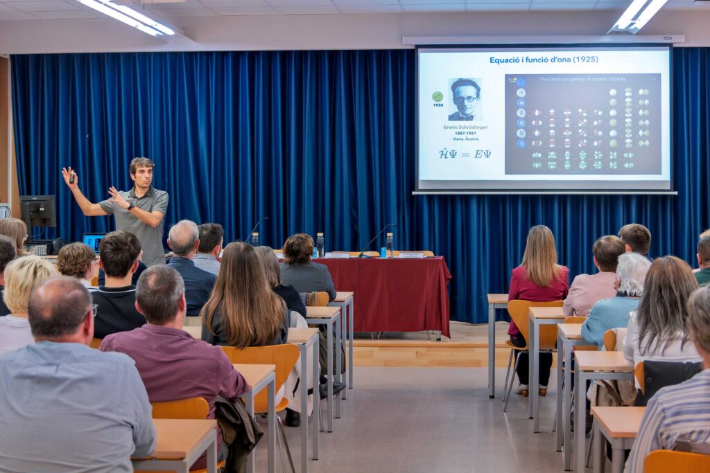 El Dr. Xavier López durant la conferència "Mecànica Quàntica. 100 anys d'una teoria desconcertant".
