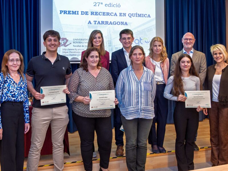 Els alumnes guanyadors dels Premis de Recerca en Química 2025 amb les seves tutores, Maribel Matheu, Josep Pallarès, Maria Mas i Joan Josep Carvajal.