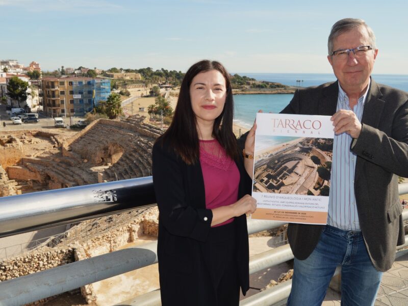 Patricia Terrado (ICAC) i Joaquín Ruiz de Arbulo (URV) durant la presentació del congrés.