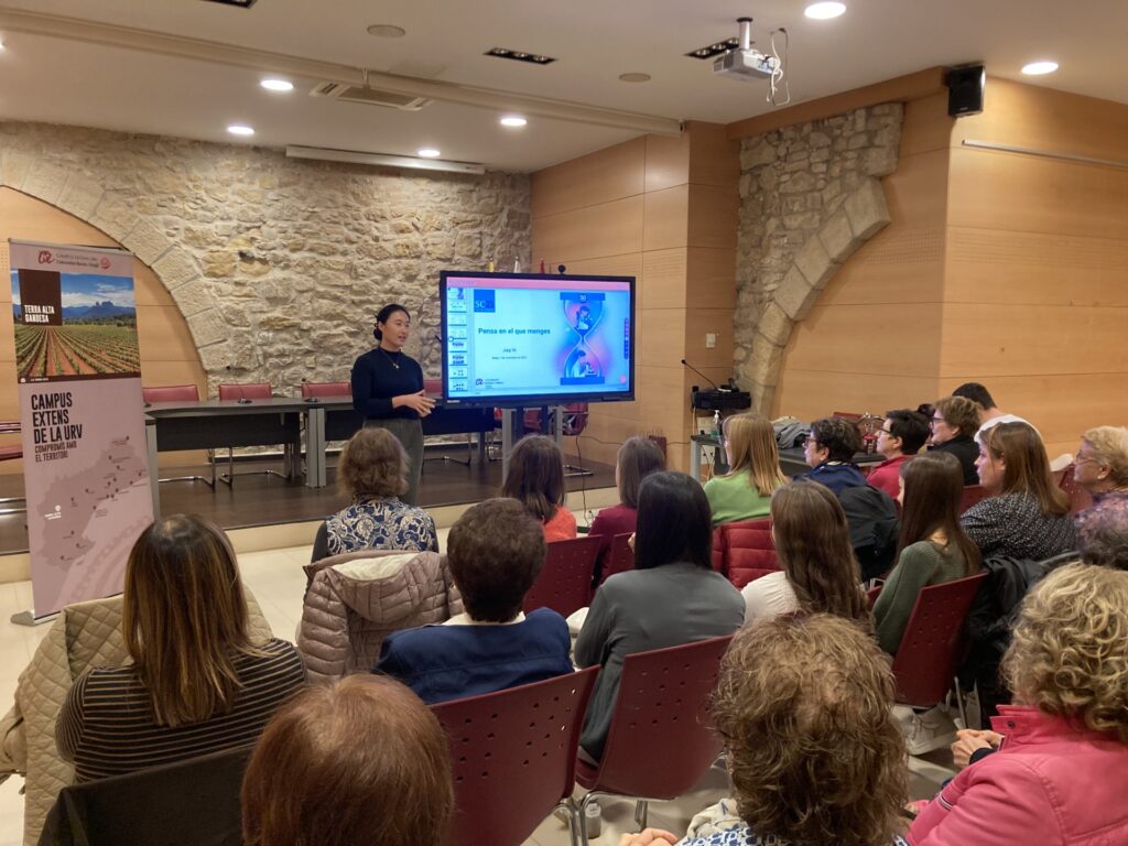 La investigadora del Departament de Bioquímica i Biotecnologia de la URV, Jiaqi Ni, durant la seva xerrada "Ets el que menges".