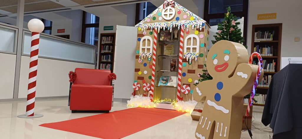 Decoració i centre d'interès nadalenc al CRAI campus Sescelades