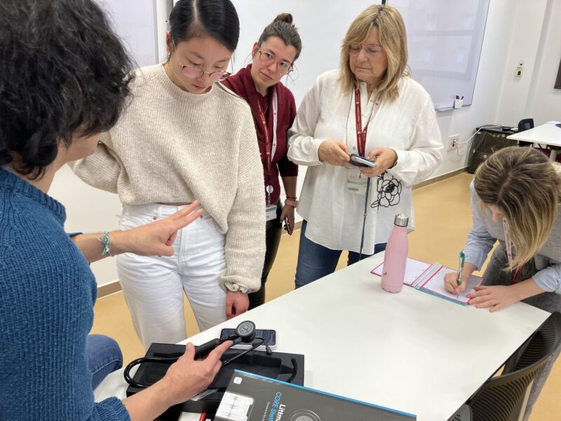 Tàrk Lutfi, tècnic del Servei de Recursos Educatius, explica una estudiant i professores d'Infermeria de la seu de Vilafranca el funcionament d'un estetoscopi digital.