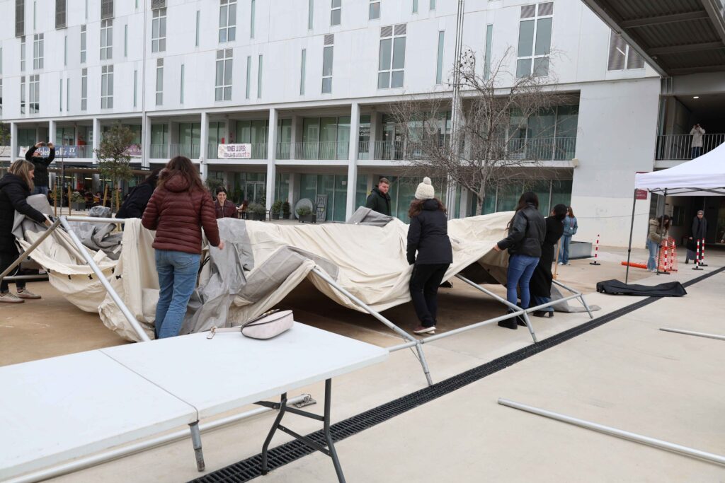 Participants de l'activitat muntant el refugi.