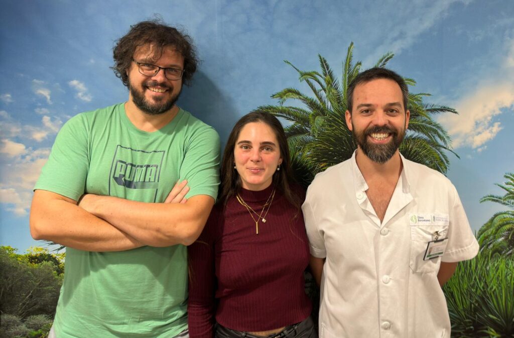 D'esquerra a dreta, els investigadors Claudio Parolo, Julia Pedreira i Daniel Camprubí, que han participat a la recerca.