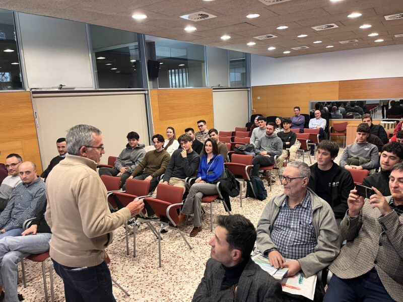 Antonio Miguel Sánchez, en representació dels alumnes de la promoció de 1983 d’enginyeria tècnica a la Laboral.