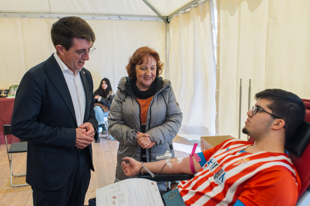 El rector de la Universitat Josep Pallarès i la degana d'Infermeria, Dolors Burjalès, a la carpa instal·lada al campus.